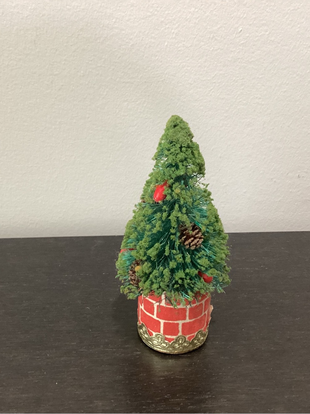 Vtg. Classic Mid-Century bottle brush Christmas tree on a molded red brick
